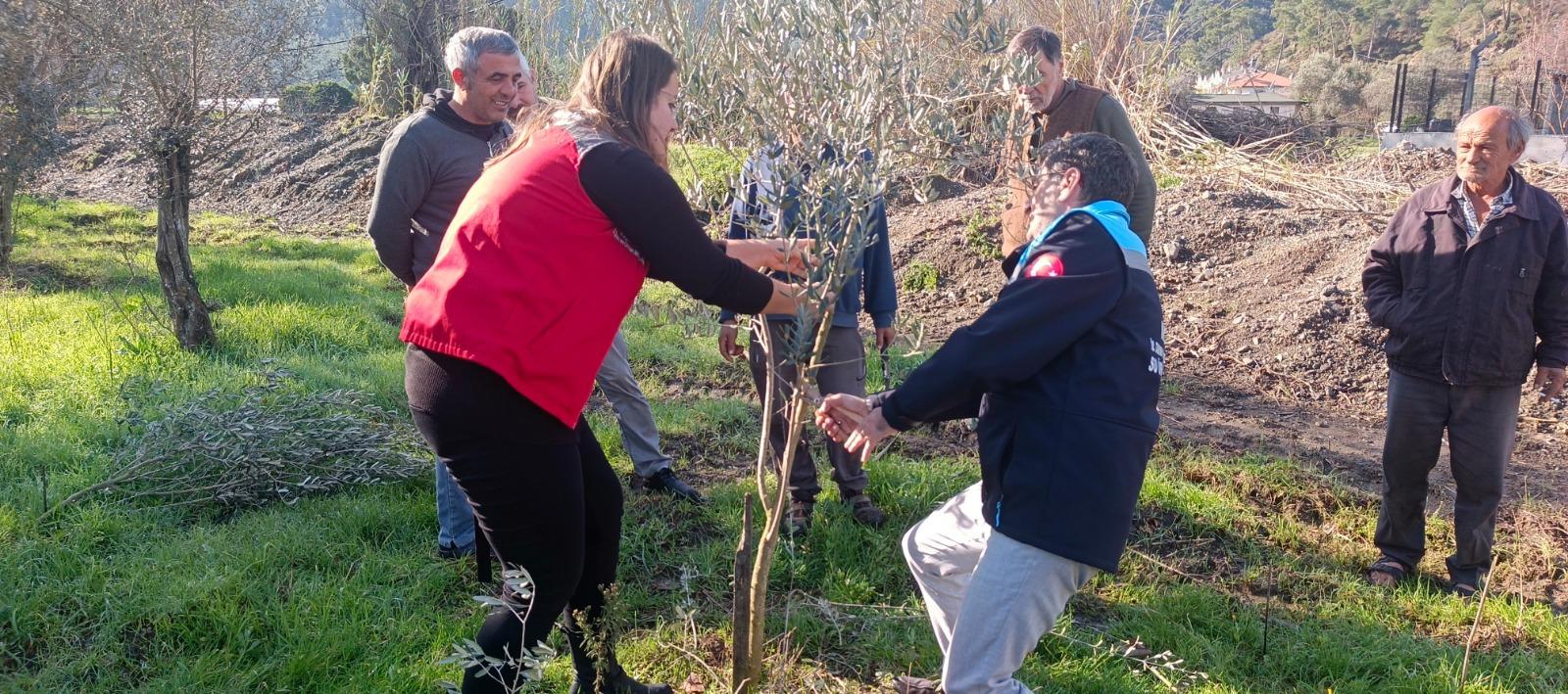 Muğla’da Çiftçilere Uygulamalı Eğitim: Çiftçi Tarla Okulları Yaygınlaşıyor Çiftçiler, bilgiyi hem sınıfta hem tarlada öğreniyor.